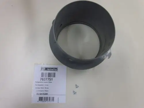 Grauer Remeha Abgasstutzen mit einem Durchmesser von 150 mm auf einem hellen Untergrund, daneben zwei kleine Schrauben.